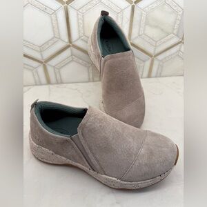 NWOB TAOS FOOTWEAR WOMENS SUPER STEP IN SNEAKER CEMENT SUEDE 7